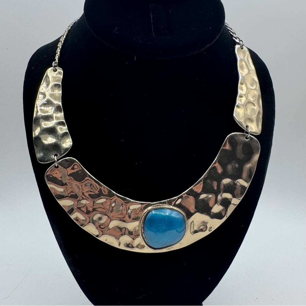 Stunning Hammered Goldtone Collar Necklace w/Faux Blue Stone 18” Adjustble